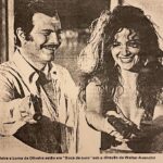 Luma de Oliveira Instagram - E se vai um dos maiores atores da história e um ser humano de primeira grandeza. Cresci admirando e aplaudindo a arte desse grande homem. Tive a honra de contracenar com ele, conviver por 4 meses quando fizemos o filme Boca de Ouro. Fui testemunha da sua generosidade, educação e humildade. De todas as cenas que vi nas telas da irretocável trajetória do Tarcísio, a que presenciei durante um intervalo entre uma cena e outra, no mundo real, foi a que mais me emocionou: estávamos no “ lixão” do RJ, quando um menininho que trabalhava catando sobras do que era jogado no local, se aproximou dele para tentar vender nada mais nada menos que lixo. Ele o tratou com toda dignidade, perguntou quanto era, comprou por um bom dinheiro mas disse que não levaria, o menino insistiu e ele, para não decepciona-lo, pegou a sacola cheia de coisas que não serviriam para absolutamente nada e ainda estava com um cheiro nada agradável e colocou no colo como se fosse diamante, em seguida deu um abraço tão lindo no menino, tão cheio de afeto que jamais vou esquecer a emoção que senti naquele momento, talvez a mesma quando assistia as cenas de “Um certo Capitão Rodrigo”. Pois é… “o tempo e o vento” nos levam pessoas que achávamos que seriam imortais… mas sua arte será! Eu só havia feito um filme para crianças até então, mas Deus na sua infinita bondade, me concedeu a honra de ser “par” do Tarcísio Meira. E é á esse Deus que peço que o receba com todas as honrarias que merece. Nosso “ Irmão” Coragem” foi um exemplo de grandeza por aqui. 🙏🏼