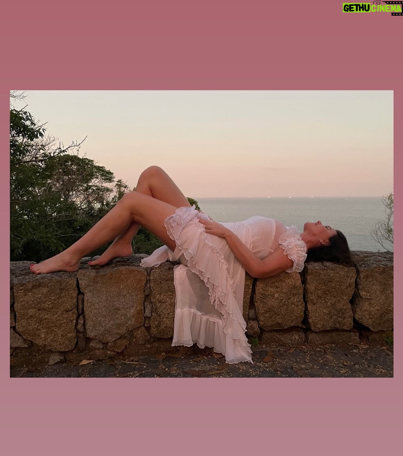 Luma de Oliveira Instagram - Eu não moro no Rio, eu namoro o Rio, como dizia Tom Jobim. Aqui é uma área de preservação ambiental no final do Leblon chamado Parque do Penhasco Dois Irmãos. Tem 4 mirantes com vista para alguns dos mais lindos cartões- postais da cidade. Nas trilhas vemos orquídeas, macaco prego, esquilos e diversas espécies de pássaros! Quem for, por favor, não alimente os animais e ajude conservar o parque limpo. Pela natureza e por todos nós! 🙏🏼 🐿🌿🐒🌄