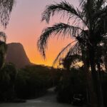 Luma de Oliveira Instagram - Eu não moro no Rio, eu namoro o Rio, como dizia Tom Jobim. Aqui é uma área de preservação ambiental no final do Leblon chamado Parque do Penhasco Dois Irmãos. Tem 4 mirantes com vista para alguns dos mais lindos cartões- postais da cidade. Nas trilhas vemos orquídeas, macaco prego, esquilos e diversas espécies de pássaros! Quem for, por favor, não alimente os animais e ajude conservar o parque limpo. Pela natureza e por todos nós! 🙏🏼 🐿🌿🐒🌄