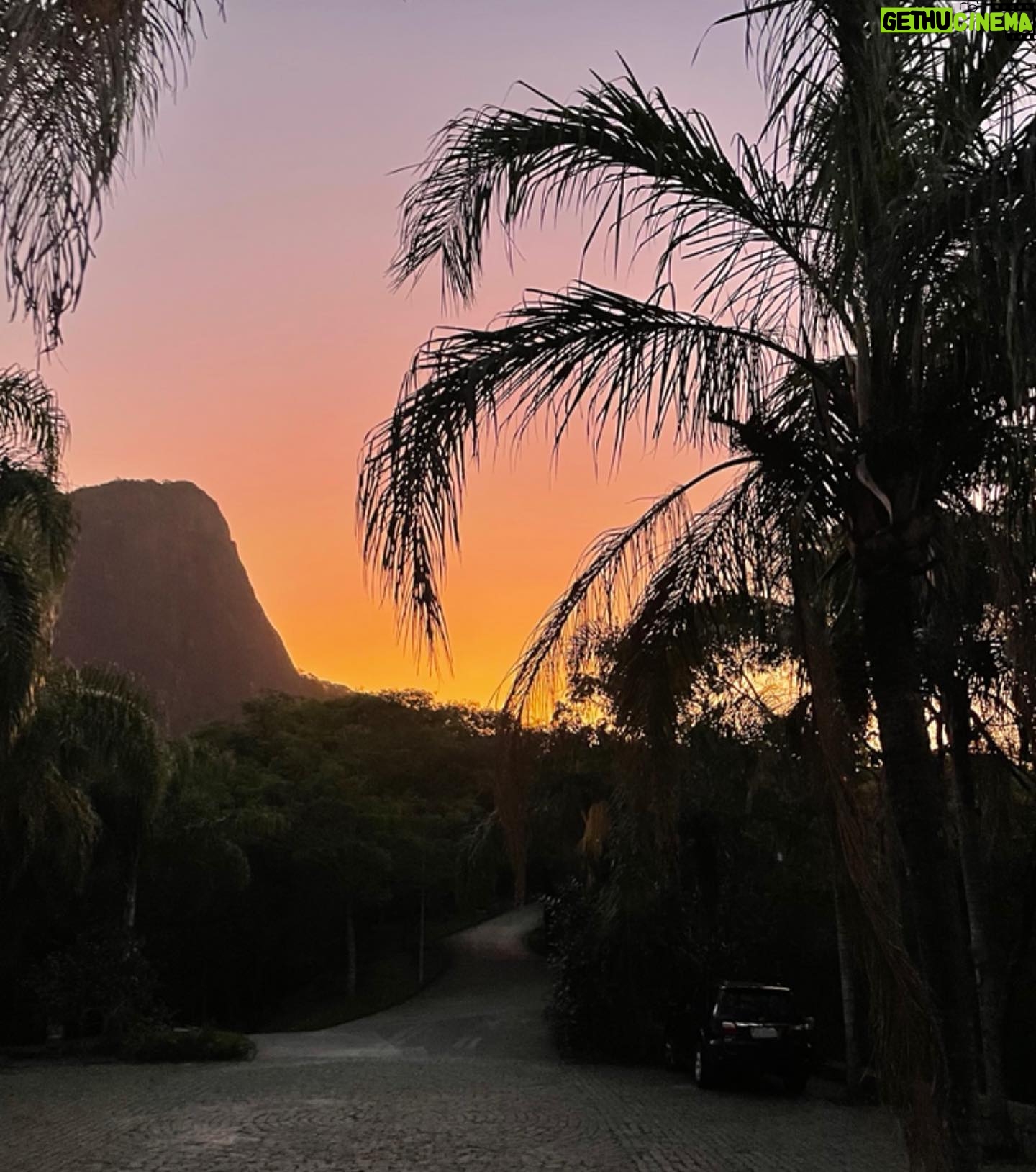 Luma de Oliveira Instagram - Eu não moro no Rio, eu namoro o Rio, como dizia Tom Jobim. Aqui é uma área de preservação ambiental no final do Leblon chamado Parque do Penhasco Dois Irmãos. Tem 4 mirantes com vista para alguns dos mais lindos cartões- postais da cidade. Nas trilhas vemos orquídeas, macaco prego, esquilos e diversas espécies de pássaros! Quem for, por favor, não alimente os animais e ajude conservar o parque limpo. Pela natureza e por todos nós! 🙏🏼 🐿🌿🐒🌄