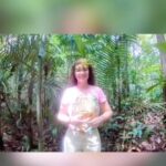 Luma de Oliveira Instagram - Se é pra desejar boas energias, ainda dá tempo! 🙌🏼✨🌳