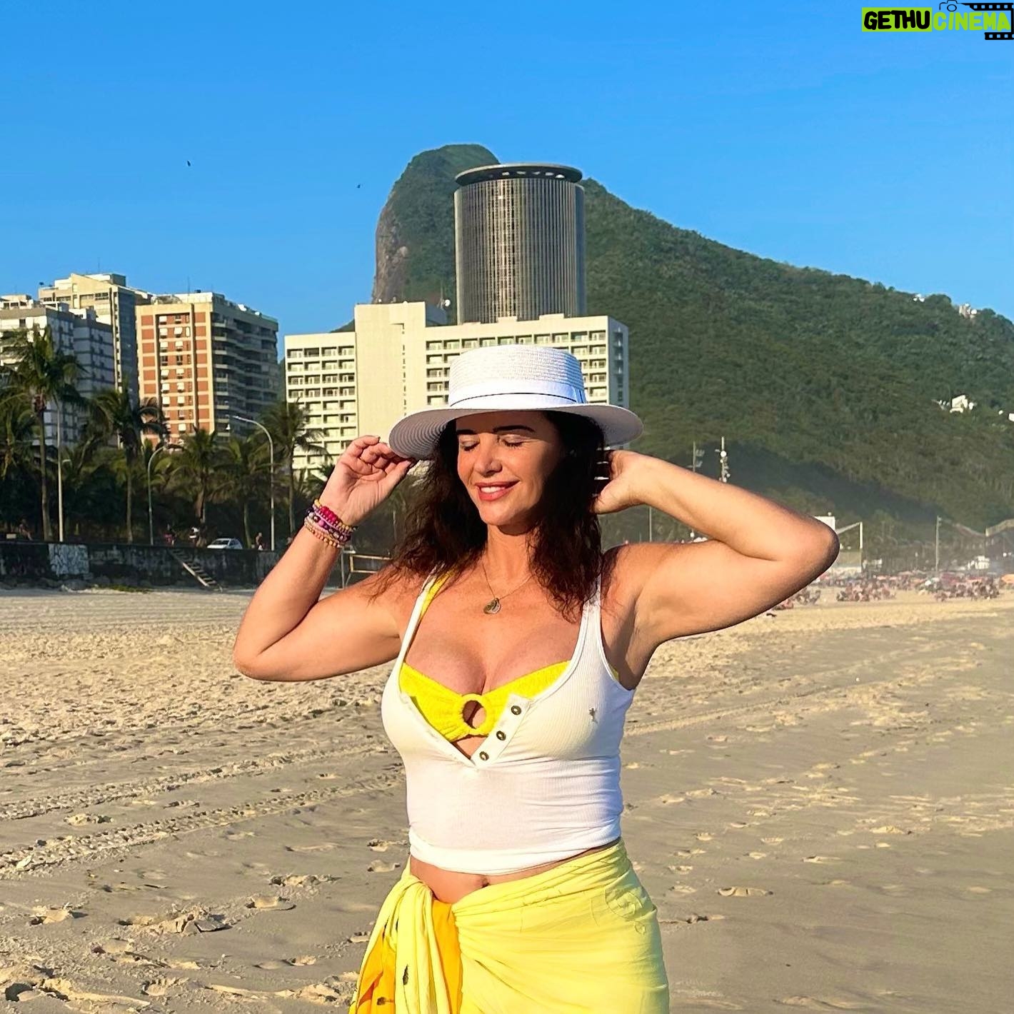 Luma de Oliveira Instagram - 🎶 Sol de primavera, abre as janelas do meu peito, a lição sabemos de cor, só nos resta aprender”! 🎶 Que a nova estação chegue fazendo renascer todas as flores que estão dentro de você. Bem-vinda, Primavera! 🌻🌸💐 Trecho da música “Sol de Primavera” de Beto Guedes.