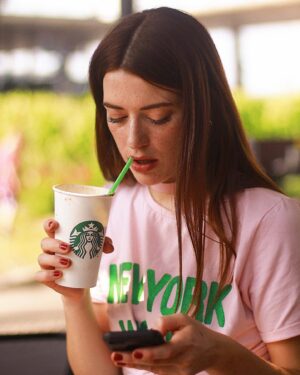 Luna Ginestet Instagram - Donnez moi du chocolat et personne ne sera blessé 😂🍫 .
.
.
.

#starbucks #frenchgirl