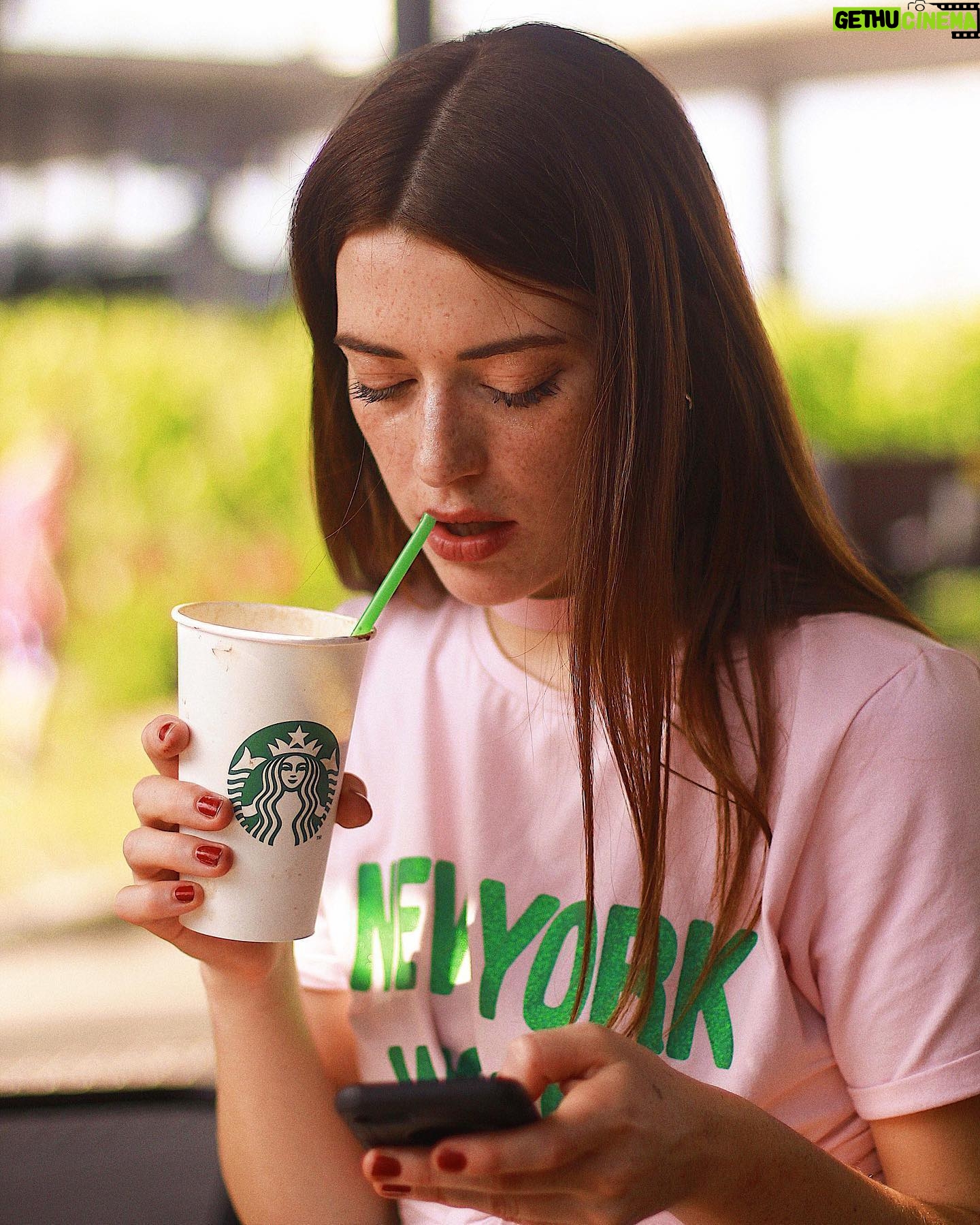 Luna Ginestet - 3K Likes - Donnez moi du chocolat et personne ne sera blessé 😂🍫 .
.
.
.
#starbucks #frenchgirl