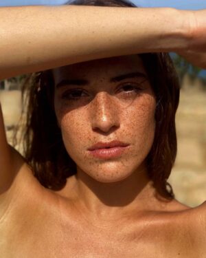 Luna Ginestet Instagram - Et dire que chaque grain de sable à son histoire 🏝 
.
.
.
.
.
@juliette.cdrc 📸
.
.
.
.
.
.
.
#beach #plage #summer #freackles #frenchgirl #spain #loveyou #love #portrait #face #natural