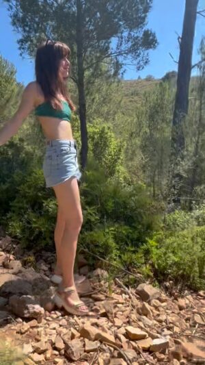 Luna Ginestet Instagram - Marcher dans la nature, c'est assister à mille miracles 🌿