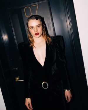 Luna Wedler Instagram - Premiere von Ingeborg Bachmann- Reise in die Wüste! von Margarethe von Trotta.
@bachmannfilm 

styling @peninahamanda 
h&m @goldig 
📸 : @stephie.braun 

@alessandrarich 
@tiffanyandco 
@luisaviaroma 
@louboutinworld