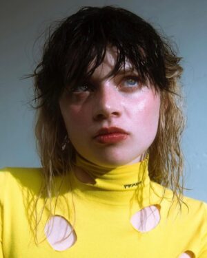 Luna Wedler Instagram - @fraeuleinmagazine 🖤
 @jesuiskarl.film !

📸: @debora_brune 
h&m: @goldig ✨
styling: @fvardaromelchiorri
@senkbeil_pr 
merci beaucoup.🌈