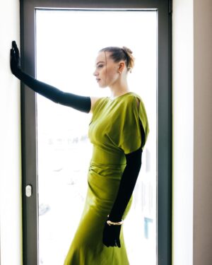 Luna Wedler Instagram - Deutscher Filmpreis 2023⚡️

@victoriabeckham 
@louboutinworld 
@luisaviaroma 
@cartier 

styling : @peninahamanda 
h&m : @goldig 
📸 : @stephie.braun 
….. DANKE!🐛