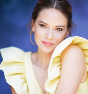 Luz Cipriota Instagram - Back to Madrid! Que digan lo que digan… para mi el verano es la mejor estación SIN dudar. Un vestido amarillo… y a donde sea! ☀️😎. Gracias @modalaurabernal @trastiendapress y @vanesavegavv por este look y @fini.rico.mkp por el makeup 💄. 
Foto @pierfrancesco.artini .

#Actress #Summer #Lover #Spain #Hot #dress #yellowisthenewblack 💛