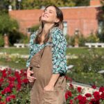 Luz Cipriota Instagram - Un día te enteras de que estas embarazada y al día siguiente sos una pelota. La más feliz de todas!. Entre rosas y al Sol entramos en la cuenta regresiva para conocer a Lorenzo.☀️ #8Meses #ComingSoon #Pregnant #Momtobe #Sunday #NoFilter #Madrid #rosaledaparquedeloeste #BabyOnBoard #Zento @serranodavid75