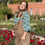 Luz Cipriota Instagram - Un día te enteras de que estas embarazada y al día siguiente sos una pelota. La más feliz de todas!. Entre rosas y al Sol entramos en la cuenta regresiva para conocer a Lorenzo.☀️ #8Meses #ComingSoon #Pregnant #Momtobe #Sunday #NoFilter #Madrid #rosaledaparquedeloeste #BabyOnBoard #Zento @serranodavid75