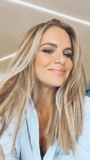 Luz Cipriota Instagram - Nuevo personaje, nuevo look! 😜. Por aquí ya saben que no puedo evitar cambiar mi pelo porque me ayuda muchísimo a sentirme esa otra persona.
Pronto podré contarles más cosas! Pero por ahora demos la bienvenida a esta rrrruuubiaa que llegó para quedarse! .
By @miyu_metal_hair ✨ @sierohairstudio .
.
#BlondeAgain #VeronicaCabañasSoVo?? #newproject #nuevoPersonaje #Fiction
