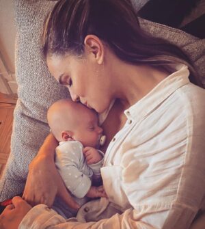 Luz Cipriota Instagram - Te abrazo, te acaricio y te doy mil besos por segundo. Dormir con vos es estar en las nubes. Me haces muy feliz ♥️✨.
#Lorenzo #Hijo #2Meses #Family #Mom #Happy #Paz