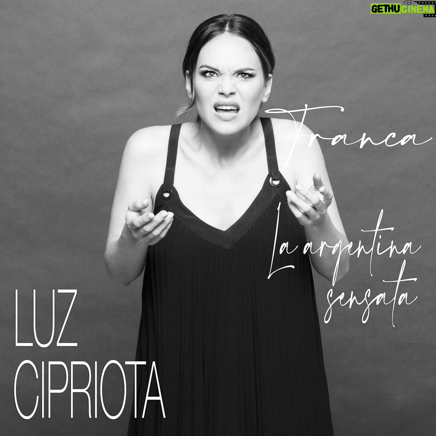 Luz Cipriota - 2.9K Likes - Hoy quiero contarles sobre un proyecto que me tiene MÁS que entusiasmada y es mi primer Podcast de ficción!! ✨.
Escrita por @maria.duenas.oficial , Dirigida por @monaleonsiminiani y la producción de @lasonora_podcasting nace “JODIDÍSIMAS”!! Una desopilante historia que va a atraparlos desde el primer minuto. Donde escucharla?? En la plataforma @audible_es de @amazon ! Les dejo el link en los stories.
Y luego me cuentan!!💪.
Mi personaje es “Franca”, sensata, bastante peace&love y a veces un poco psicoterapeuta de los demás. Queria comerse el mundo pero terminó Jodidísima! 😅.
También forman parte de este proyecto gente talentosísima como @albertoammann @anneigartiburu @lolitafoficial y muchos más! ♥️.
.
#NewProject #Audible #Podcast #Franca #Jodidísimas #Spain #Amazon