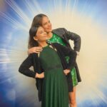 Luz Cipriota Instagram – Ayer fue el estreno oficial de @matildaelmusicaloficial y todavía estoy muy muy emocionada porque el despliegue de talento es tannto pero tannto.. 🦎⭐️Empezando por su director al cual amo y admiro porque trabaja con el corazón, dándolo todo y más para superarse en cada proyecto @serranodavid75 . Formando durante más de un año y medio a 60 niños con un equipo talentosísimo:  @toni_espinosa_gonzalez @nuriatorrentalle @olgamargallo @andrea_hermoso_ @enric.garcia @carmen.soler_ @veronicaronda @marialebone y con la dirección musical del número uno indiscutido @gabygoldman74 que hace que tiemble el teatro cuando empieza a tocar y nos envuelve en la maravillosa música.♥️🎹.
Todo esto por supuesto es gracias a la producción de @somproducciones @juanjorivero_ #MarcosCamara @carmenmarquezfuentes .
Enhorabuena a todos ellos y a tantos más que brillan arriba del escenario como la bella @allende.blanco que canta como los ángeles 😍.
En la primera foto junto a @otiliadominguez14 una de las 6 matildas y luego con todo el equipo.
Si pasas por madrid NO PUEDES DEJAR DE VER esta maravilla! 🤩⭐️. Yo avisé!
#Matilda #Musical #madrid #teatro #gusanos #talento #admiracion