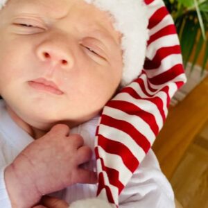 Luz Cipriota Instagram - Por aquí estamos listos con Lorenzo para desearles a todos unas Felices Fiestas! 🎄♥️🥰.
Nuestro deseo es principalmente de Salud. Sin ella, no hay nada. Son épocas en las que los abrazos reconfortan, pero ante la situación mundial.. que no falte aunque sea una videollamada llena de Amor ♥️. Los queremos mucho!! .
#Navidad #AñoNuevo #Felicidades #Navidades #2021 #Lorenzo #1mes @serranodavid75 ♥️.