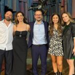 Luz Cipriota Instagram – Ayer fue el estreno oficial de @matildaelmusicaloficial y todavía estoy muy muy emocionada porque el despliegue de talento es tannto pero tannto.. 🦎⭐️Empezando por su director al cual amo y admiro porque trabaja con el corazón, dándolo todo y más para superarse en cada proyecto @serranodavid75 . Formando durante más de un año y medio a 60 niños con un equipo talentosísimo:  @toni_espinosa_gonzalez @nuriatorrentalle @olgamargallo @andrea_hermoso_ @enric.garcia @carmen.soler_ @veronicaronda @marialebone y con la dirección musical del número uno indiscutido @gabygoldman74 que hace que tiemble el teatro cuando empieza a tocar y nos envuelve en la maravillosa música.♥️🎹.
Todo esto por supuesto es gracias a la producción de @somproducciones @juanjorivero_ #MarcosCamara @carmenmarquezfuentes .
Enhorabuena a todos ellos y a tantos más que brillan arriba del escenario como la bella @allende.blanco que canta como los ángeles 😍.
En la primera foto junto a @otiliadominguez14 una de las 6 matildas y luego con todo el equipo.
Si pasas por madrid NO PUEDES DEJAR DE VER esta maravilla! 🤩⭐️. Yo avisé!
#Matilda #Musical #madrid #teatro #gusanos #talento #admiracion