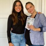 Luz Cipriota Instagram – Este posteo es especial para ella…💕
A los pocos días de que me enteré de que Lorenzo venia en camino, empece a sentirme super mal. No habia llegado a ir al médico y tenia que hacer funcion de @desde.el.sofa cantando y bailando sin parar.. 
Entonces contacté a Maritxu, que además de Matrona y asesora de lactancia es Madre y amiga. Ella salió a mi rescate 😍. Me explicó el porqué de todo lo que estaba sintiendo y a partir de ahí me acompañó durante todo el embarazo ♥️.
Cuando se acercaba la fecha de parto yo hice un curso de preparación online que se suponía era de los mejores… pero resultó que era antiiiiguoooo.. dictado por dos señores mayores con los que era muy difícil de empatizar… contándote cosas que más que información, me llenaban de temores.
Entonces Maritxu nos armó unas charlas personalizadas, donde pudiera sacarme todas las dudas, y sobretodo recargarme de ilusión sobre los preparativos para la llegada de Lorenzo✨.
Y así fue, llegó nuestro pequeño y el primer día estaba ella ahi, firme en la clínica para acompañarme en el inicio de la lactancia que déjenme decirles… no es nada fácil! 😅.
Qué importante es sentirte acompañada en éstos momentos por otras mujeres que saben y pueden guiarte! 
Yo no tengo más que palabras de agradecimiento y sobretodo, aprovecho para recomendarla a ella y a su equipo de @blomma_matronas porque a todas las embarazadas les deseo una Maritxu cerca!! 🥰♥️.
De forma presencial u online desde cualquier parte del mundo. 
Graciass guapisima! Lorenzo y yo te queremos mucho! ♥️.
#Maternidad #Lactancia #Lorenzo #Matrona #parto #blommaMatronas