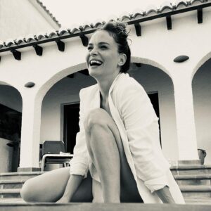 Luz Cipriota Instagram - Cumplir años siempre fue algo que me encantó. 🙋🏻‍♀️🎈Tener una excusa para reunir a todas esas personas que forman parte de mi vida y mi corazón y celebrar. Pero además es un buen momento para mirar para atrás, ver cómo estaba hace algunos años.. cómo estoy hoy y proyectar como me gustaría seguir estando. 
Hoy puedo ver que soy realmente MUY afortunada. ♥️ Que vivo en ese deseo que pedí muchas veces soplando las velitas años atrás. Que ahora mi corazón ya està multiplicado con la llegada de Lorenzo y que no puedo sentirme más amada junto a @serranodavid75 . 
Y si, es verdad que muchas de esas personas que me gustaría abrazar hoy, están lejos. Pero sólo físicamente. Porque sé que están y estarán ahi incondicionalmente mas allá de todo. 
Gracias por los mensajes tan hermosos que me fueron llegando! Los leo todos y me llenan de alegría! Los quiero milloness! Vamos por un año masss! 💪♥️🎩.
Chin chin! 🥂⭐️.
#Birthday #BirthdayGirl #6DeSeptiembre #Amor #Love #Gracias ♥️