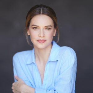 Luz Cipriota Instagram - “Una foto con luz natural de Luz al natural”.
Cuando hago fotos de book quiero que sean lo mas fiel a lo que soy. Si me conoces sabes que un día cualquiera me puedes encontrar con el pelo recogido, una camisa celeste y una media sonrisa en la cara. Y asi lo plasmó @pierfrancesco.artini . Gracias a la genia de 
fini.rico.mkp ♥️que me ayudó a brillar y a @dra.eugeniaazzolin que es la guardiana de mi piel. ✨
#actress #Book #photoshoot #natural #actriz