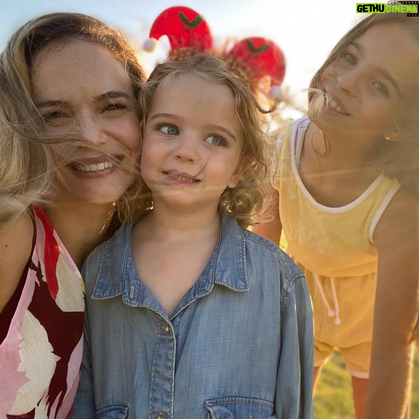 Luz Cipriota - 3K Likes - Tener la posibilidad de compartir unos días con la Familia es el regalo más hermoso que puedo pedir. ♥️ Deseo que cada uno de ustedes reciba en estos días un abrazo o un beso de esos que dan paz. Feliz Navidad! .
#merychristmas #Family #Love #Peace