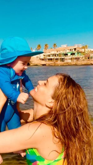 Luz Cipriota Instagram - El verano pasado embarazada de 5 meses nadaba en el mar, te cantaba y te imaginaba conociéndolo… Hoy estamos aquí, juntos. Verte sonreír es lo único que realmente me importa en éste mundo. ♥️🌊.
#MyFirstSummer #Beach #SeaLover #Lorenzo #SoleMio