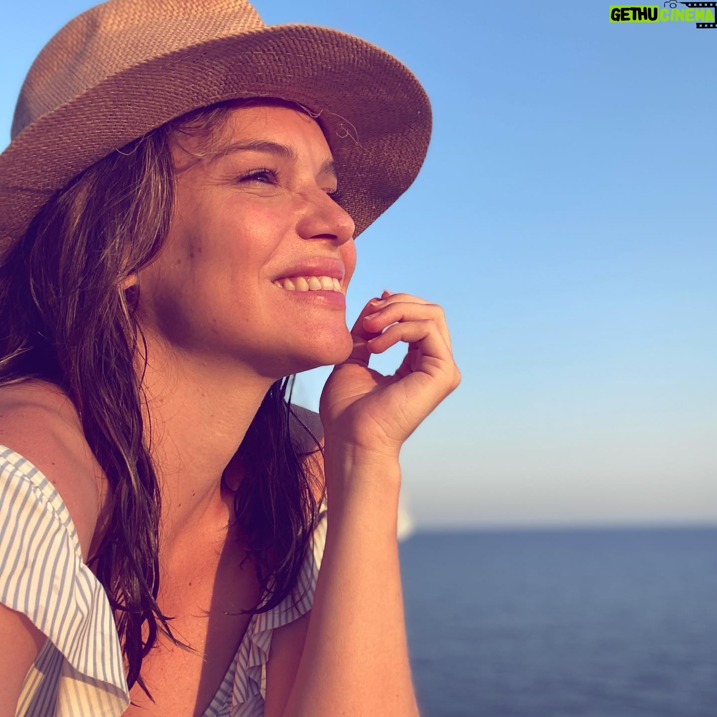 Luz Cipriota - 5.2K Likes - Ayy verano.. qué rápido pasaste…
Ya te echo de menos. Volveré al mar el año que viene con Lorenzo en brazos para enseñarle su belleza. ☀️🌊.
#7monthspregnant #ComingSoon #byebyeSummer