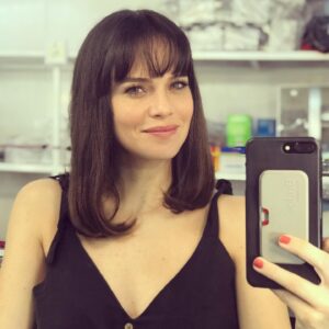 Luz Cipriota Instagram - Feliz día del trabajador para todos !!♥️.
Por aqui les regalo mi transformación para convertirme en “Lucia Miranda” para @luismiguellaserie de @muynetflix . Como muchos saben, amo prestarle el cuerpo, la voz y sobretodo el pelo a mis personajes para que cada uno tenga su propia identidad. 
Asique aquí va una vez mas mi arriesgada a llevar el corte de nuestras madres en los 90’s no solo en la serie sino en la vida real! 😝.
Gracias al equipo de caracterización de la serie que son unos genios TOTALES! @alfredotigremora  y cia. ♥️.
#AguanteCambiar #AmoMiTrabajo #FelizDiaDelTrabajador #actriz #Mexico #luismiguellaserie #LuciaMiranda @lucia_miranda13 .@diego @gatograndeproductions @luismiguellaserie @chenetflix_ @netflixlat