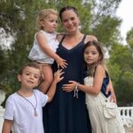 Luz Cipriota Instagram – El 2021 me sacudió por completo. Me desafió fisica y emocionalmente a cada minuto. Me transformó. Y me dio el amor más inmenso que pude sentir con la llegada de Lorenzo. ♥️.
Sin dudas será un año inolvidable para mi.
Feliz 2022 a todos ustedes que me acompañan en todass! Que sea el año de realizar sus sueños con salud y mucho AMOR. 🥂💫.
Les dejo un resumen de mi año en los stories y leo y responderé sus comentarios por aqui 🥰.
Feliz año nuevooo!! ⭐️.
.
#happynewyear #bye2021 #welcome2022 #Salud #Amor #Paz #Sueños..
Las fotos son de @fabianmorassut con estilismo de @capelliercapellier que amoo! ♥️💕.