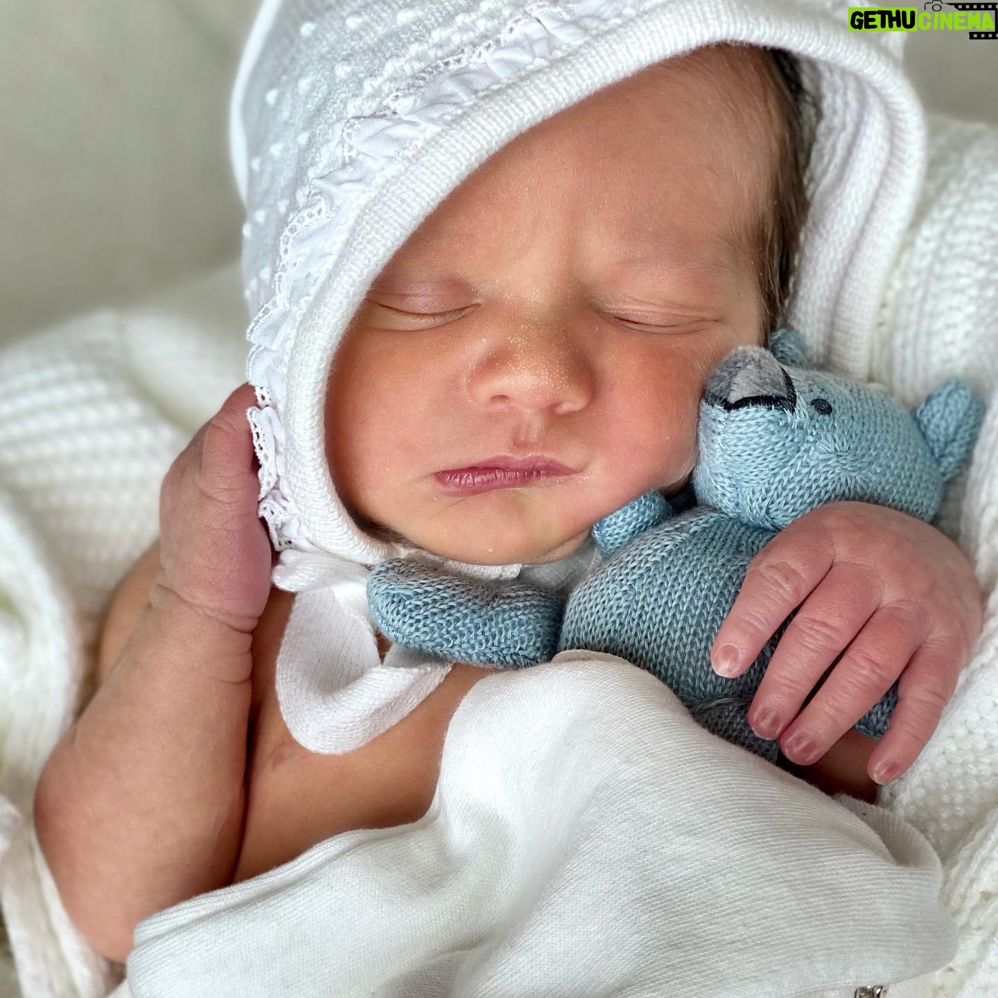 Luz Cipriota - 7.7K Likes - El 2021 me sacudió por completo. Me desafió fisica y emocionalmente a cada minuto. Me transformó. Y me dio el amor más inmenso que pude sentir con la llegada de Lorenzo. ♥️.
Sin dudas será un año inolvidable para mi.
Feliz 2022 a todos ustedes que me acompañan en todass! Que sea el año de realizar sus sueños con salud y mucho AMOR. 🥂💫.
Les dejo un resumen de mi año en los stories y leo y responderé sus comentarios por aqui 🥰.
Feliz año nuevooo!! ⭐️.
.
#happynewyear #bye2021 #welcome2022 #Salud #Amor #Paz #Sueños..
Las fotos son de @fabianmorassut con estilismo de @capelliercapellier que amoo! ♥️💕.
