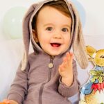 Luz Cipriota Instagram – Hoy hace exactamente un año llegaste a mi vida para llenarla del amor mas puro ♥️. Para desafiarme a ser mejor cada día por ser tu mejor ejemplo. Para hacerme ver que todo puede cambiar a ultimo momento y que no hay reglas ni planes mas que vivir el minuto a minuto viéndote crecer y sonreír.
Verte feliz es sin duda mi mayor deseo y no hay un minuto que no esté pensando en ti. 
“Feliz cumpleaños Amor de mi vida!! 🐰🌿“.
Te amo tanto tanto que si intento explicarlo lloro. ♥️ Gracias Lorenzo por tanto AMOR.
Gracias @serranodavid75 por el mejor año de mi vida. 
#FirstBirthday #Lorenzo #Rabbit #zentiki #Rolo #Amor #Hijo #party #Love