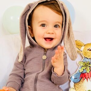 Luz Cipriota Instagram - Hoy hace exactamente un año llegaste a mi vida para llenarla del amor mas puro ♥️. Para desafiarme a ser mejor cada día por ser tu mejor ejemplo. Para hacerme ver que todo puede cambiar a ultimo momento y que no hay reglas ni planes mas que vivir el minuto a minuto viéndote crecer y sonreír.
Verte feliz es sin duda mi mayor deseo y no hay un minuto que no esté pensando en ti. 
“Feliz cumpleaños Amor de mi vida!! 🐰🌿“.
Te amo tanto tanto que si intento explicarlo lloro. ♥️ Gracias Lorenzo por tanto AMOR.
Gracias @serranodavid75 por el mejor año de mi vida. 
#FirstBirthday #Lorenzo #Rabbit #zentiki #Rolo #Amor #Hijo #party #Love