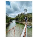Luz Valdivieso Instagram - El que no se arriesga, no cruza el río… Buen sábado queridos! Yo.. en Chiloé! 😁 He tenido la suerte de ver 3 pudús!! (Se dice pudús? O pudues?)