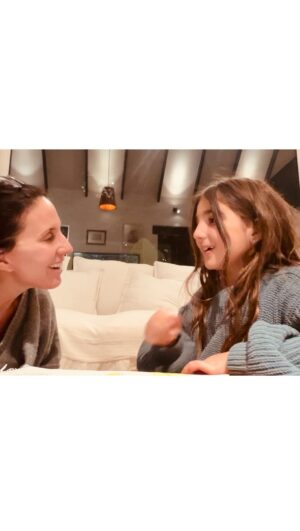 Luz Valdivieso Instagram - Ella no sabe que la grabé.. y sin su permiso quiero compartirlo.. para que no se borre nunca! 
Qué manera de amar cuando somos mamás o papás?!! 

Mención aparte… soy fan de Shakira desde Pies descalzos año 97 en el festival de viña! Sabían que vino a la competencia en el año 93 y no ganó?! Salió tercera.. 
En fin.. la sigo desde entonces y ahora nuestros hijos cantan sus canciones… 👸
Los leo.. lo que quieran comentar… de este feriado ocioso… 
#lucíadepanguipulli ♥️