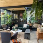 Luz Valdivieso Instagram – Hoy vengo a presumir este espacio mi favorito de la casa! Que de quincho lo reduje a la mínima expresión y pasó a ser un acogedor jardín de invierno y ahora también bar! 
No puedo dejar de agradecer ideas y soluciones!
Como la del mural de cocina convertido en bar que pega Perfecto con la muralla, de @galpondediseno así como el precioso Huanco largo.
@galpondediseno 

La mesa de centro ya se las había mostrado es de @calizamarmol 
Y el sofá  @homerepublic.cl
