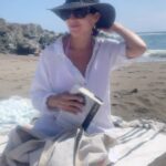 Luz Valdivieso Instagram – Estos son los pasos y productos claves que sigo para el cuidado de la piel de los niños, sobre todo cuando están sobreexpuestos al sol. 
Es súper importante elegir productos dermocosméticos diseñados para su piel más delicada, que los encuentran todos en @farmaciascruzverde 
1. Protector solar pediatrico
2. Crema hidratante 
3. Pueden complementar con un Gel de baño suave:
4. Bálsamo labial con protección solar, si yo también lo ocupo. 
 CLAVE: Reaplicar el protector solar cada dos horas, les recomiendo los que son en aerosol u otras texturas para facilitarlo y no exponerlos al sol en las horas de más riesgo sino es necesario. 

#farmaciascruzverde #skincareroutine #dermosolares #protectorsolar 
 #pieldeverano