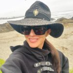 Luz Valdivieso Instagram - Solo falta el sol! Pero mientras lo espero abrigadita con mi poncho precioso! No se pierdan el detalle de la espalda.. me han preguntado también por el sombrero.. ambos @santapecadoratienda 😉