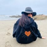 Luz Valdivieso Instagram - Solo falta el sol! Pero mientras lo espero abrigadita con mi poncho precioso! No se pierdan el detalle de la espalda.. me han preguntado también por el sombrero.. ambos @santapecadoratienda 😉