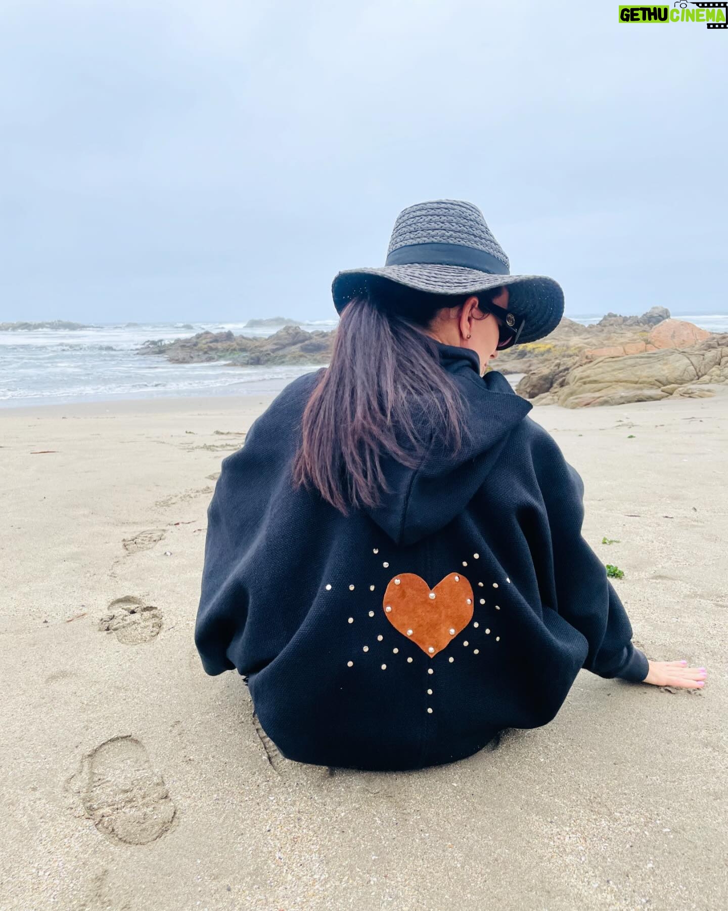 Luz Valdivieso Instagram - Solo falta el sol! Pero mientras lo espero abrigadita con mi poncho precioso! No se pierdan el detalle de la espalda.. me han preguntado también por el sombrero.. ambos @santapecadoratienda 😉