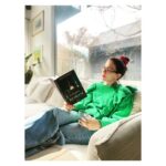 Luz Valdivieso Instagram - Escuchando a mi cuerpo y dándome un descanso por estos Días. Y con lo que me gusta leer, aprovechando para empezar este nuevo libro “El secreto de su mente”. Si les gustan las novelas se lo recomiendo. Esta es la nueva novela de Marie Benedict, autora Best Seller del New York Times. Cuenta la vida de una mujer que sacrificó todo para descubrir la naturaleza de nuestro ADN, pero que fue injustamente olvidada por la historia. Es de @planetadelibroscl y lo pueden encontrar en @buscalibre, @antarticalibros, @feriachilenadellibro y otras librerías y tiendas digitales. #CreemosEnLosLibros 📚
