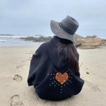 Luz Valdivieso Instagram - Solo falta el sol! Pero mientras lo espero abrigadita con mi poncho precioso! No se pierdan el detalle de la espalda.. me han preguntado también por el sombrero.. ambos @santapecadoratienda 😉