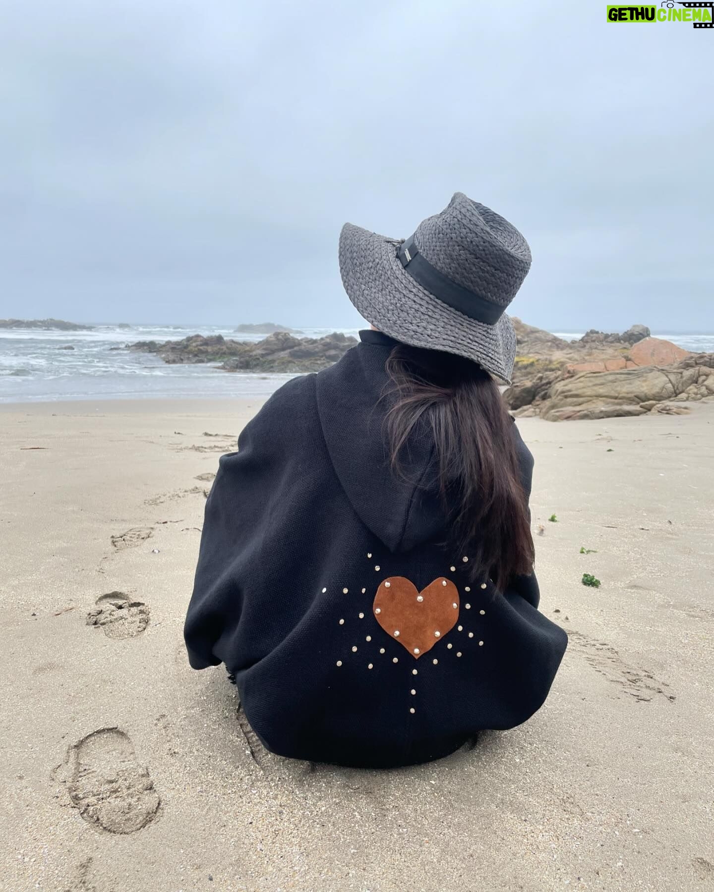 Luz Valdivieso Instagram - Solo falta el sol! Pero mientras lo espero abrigadita con mi poncho precioso! No se pierdan el detalle de la espalda.. me han preguntado también por el sombrero.. ambos @santapecadoratienda 😉