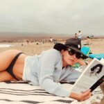 Luz Valdivieso Instagram – No soy para nada veranista! De hecho soy invernista total.. pero echarse en la arena a leer.. logra convencerme! ☺️ más encima nubladito.. 

( perdón por sacar pica para los que están sufriendo de calor!🥵)