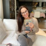 Luz Valdivieso Instagram - Si aún no sabes qué regalar a tu mamá para el próximo 12 de mayo, aquí te dejo algunas recomendaciones de Grupo Planeta, que te encantarán 🌹. Todos estos ejemplares y más, puedes encontrarlos en @buscalibre El último Van Gogh de @alysonrichman, Todos nuestros fuegos de @karencodner , Recupera tu mente, reconquista tu vida de @marianrojasestape y Alas de Hierro 2 de @rebeccayarros Porque cada página es un abrazo, este día de la madre, regala libros ❤️📚 @planetadelibroscl @otroplanetacl #CreemosEnLosLibros 📚#PublicidadGrupoPlaneta