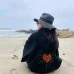 Luz Valdivieso Instagram - Solo falta el sol! Pero mientras lo espero abrigadita con mi poncho precioso! No se pierdan el detalle de la espalda.. me han preguntado también por el sombrero.. ambos @santapecadoratienda 😉