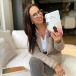 Luz Valdivieso Instagram - Si aún no sabes qué regalar a tu mamá para el próximo 12 de mayo, aquí te dejo algunas recomendaciones de Grupo Planeta, que te encantarán 🌹. Todos estos ejemplares y más, puedes encontrarlos en @buscalibre El último Van Gogh de @alysonrichman, Todos nuestros fuegos de @karencodner , Recupera tu mente, reconquista tu vida de @marianrojasestape y Alas de Hierro 2 de @rebeccayarros Porque cada página es un abrazo, este día de la madre, regala libros ❤️📚 @planetadelibroscl @otroplanetacl #CreemosEnLosLibros 📚#PublicidadGrupoPlaneta