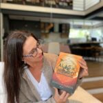 Luz Valdivieso Instagram - Si aún no sabes qué regalar a tu mamá para el próximo 12 de mayo, aquí te dejo algunas recomendaciones de Grupo Planeta, que te encantarán 🌹. Todos estos ejemplares y más, puedes encontrarlos en @buscalibre El último Van Gogh de @alysonrichman, Todos nuestros fuegos de @karencodner , Recupera tu mente, reconquista tu vida de @marianrojasestape y Alas de Hierro 2 de @rebeccayarros Porque cada página es un abrazo, este día de la madre, regala libros ❤️📚 @planetadelibroscl @otroplanetacl #CreemosEnLosLibros 📚#PublicidadGrupoPlaneta