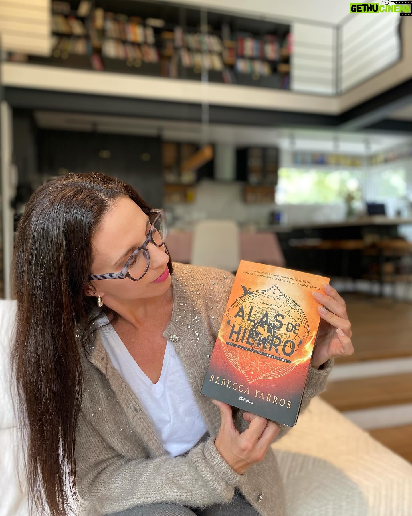 Luz Valdivieso Instagram - Si aún no sabes qué regalar a tu mamá para el próximo 12 de mayo, aquí te dejo algunas recomendaciones de Grupo Planeta, que te encantarán 🌹. Todos estos ejemplares y más, puedes encontrarlos en @buscalibre El último Van Gogh de @alysonrichman, Todos nuestros fuegos de @karencodner , Recupera tu mente, reconquista tu vida de @marianrojasestape y Alas de Hierro 2 de @rebeccayarros Porque cada página es un abrazo, este día de la madre, regala libros ❤️📚 @planetadelibroscl @otroplanetacl #CreemosEnLosLibros 📚#PublicidadGrupoPlaneta