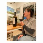 Luz Valdivieso Instagram - Qué rico viernes!!! Me toca sin los niños… así que estoy lista para una película con mis nuevos anteojos @goodbrands.cl (Y el premiado vino que no pienso compartir.. @lallaveriawines ) Buen finde para todos y todas! 🫶